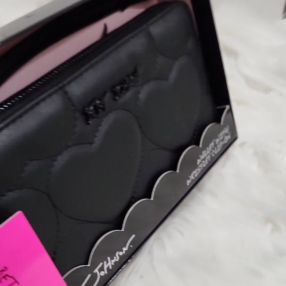 🔹Betsey Johnson 🔹️Boxed Black Heart-Embossed Long Zip Quilted Wallet Wristlet - Picture 8 of 11
